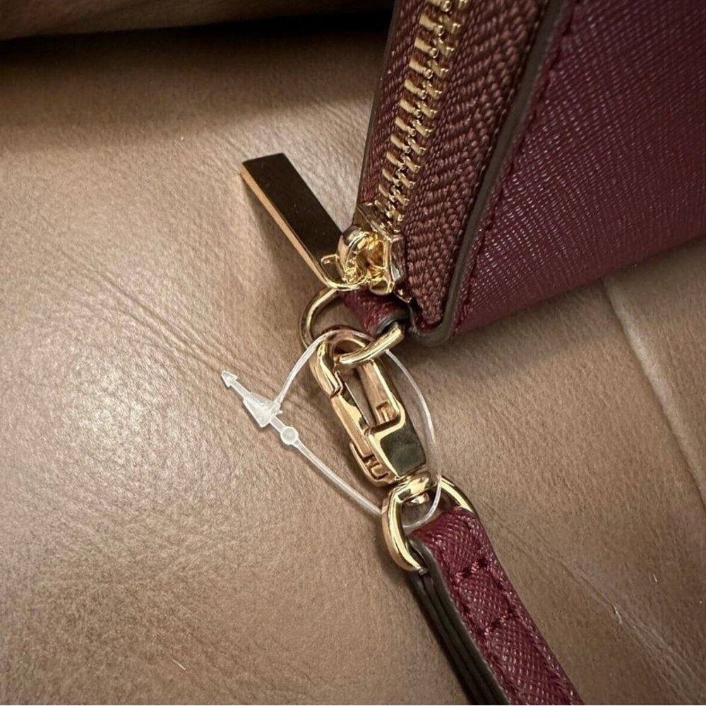 Tory Burch Emerson Wristlet Zip Continental Garnet - Picture 6 of 6